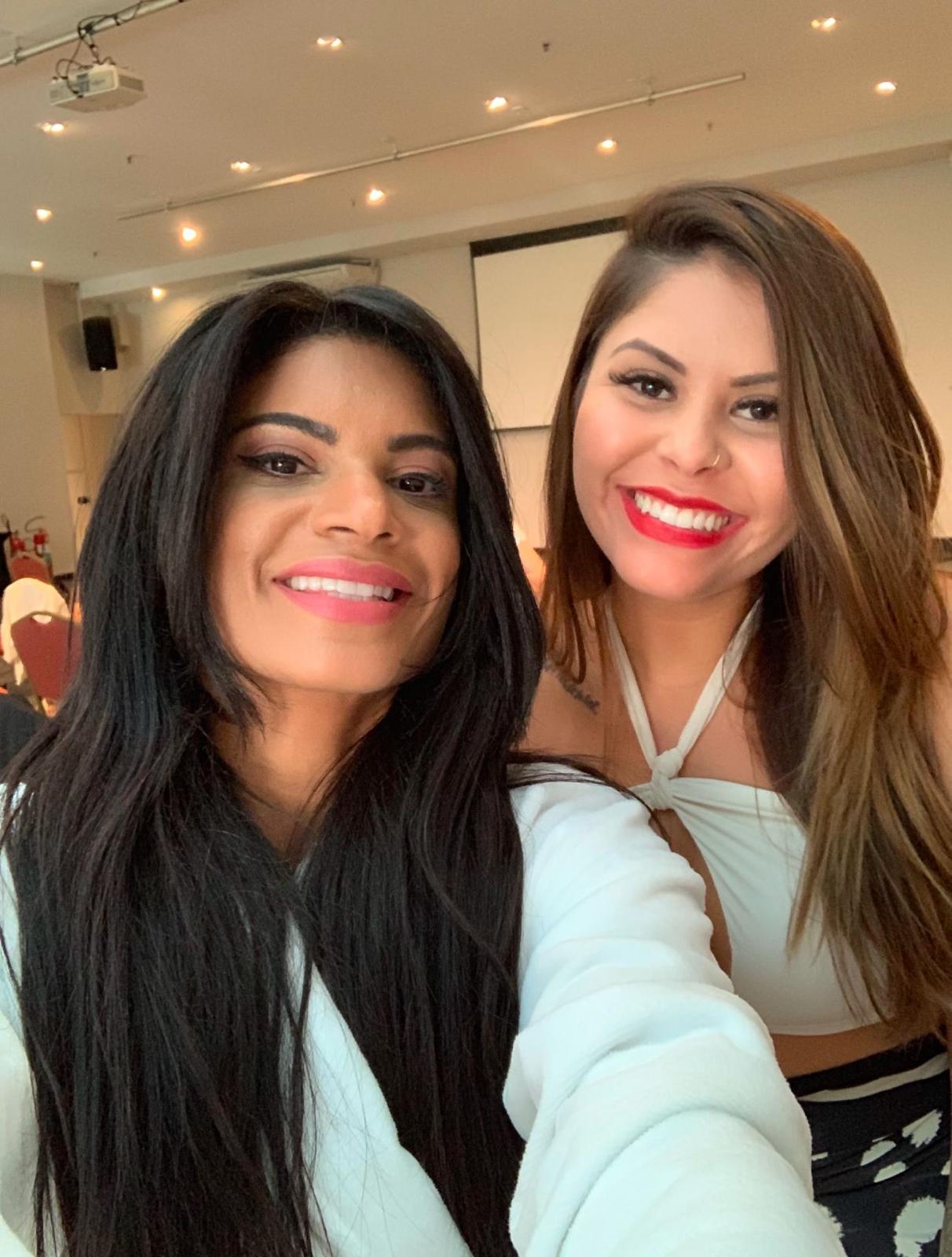 Amanda Ribeiro com Renata França durante a formação no Brasil